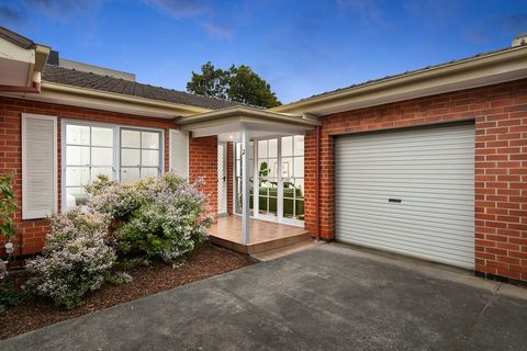 Nestled in the coveted vicinity of Box Hill, this charming single-level villa unit offers an outstanding lifestyle opportunity for first home buyers, professionals, and downsizers alike. The generously proportioned living/dining room, bathed in north...