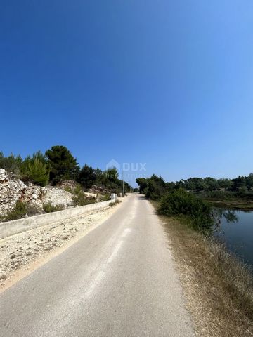 Location: Zadarska županija, Nin, Zaton. ZADAR, ZATON - Building plot, first row to the sea Building land for sale in an exceptional location, first row to the sea in Zaton. The land covers 1389m2, it is located on Punta, which means that it is surro...