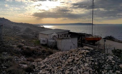 Location: Zadarska županija, Ražanac, Rtina. ZADAR, RTINA - Fischerhaus in einzigartiger Lage Altes Fischerhaus zur Anpassung, das sich in einzigartiger Lage in der ersten Reihe zum Meer befindet. Das Haus verfügt über eine ordnungsgemäße Dokumentati...