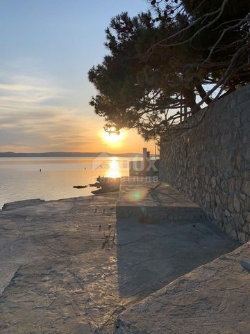 Location: Ličko-senjska županija, Karlobag, Karlobag. KARLOBAG - struttura di ristorazione 1° FILA AL MARE 420m2 + cortile 176m2 Struttura di ristorazione situata in una posizione ideale vicino alla costa e al lungomare, prima fila al mare. L'area è ...