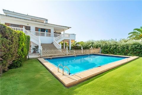 Villa indipendente su un terreno di 957m2 circa a Playa de Palma, casa di 416m2 circa. Piano terra con parcheggio di 129m2 ca. Casa principale di 248m2 circa, primo piano con ampio soggiorno con camino, cucina attrezzata con ufficio, 4 camere da lett...