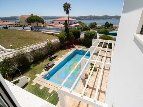 5 bedroom villa with swimming pool and views over the Óbidos Lagoon. Located in a privileged area, where you can enjoy the tranquility and beauty of lagoon. Inserted in a plot of 920 m2, the villa consists of ground floor with 2 bedrooms, living room...