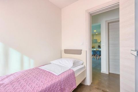 Wir freuen uns, Ihnen dieses seltene Apartmenthaus in einem ruhigen Teil der Stadt Pula vorstellen zu können. Nutzen Sie diese einmalige Chance und werden Sie Eigentümer dieser außergewöhnlichen Immobilie. OBJEKTBESCHREIBUNG: Die Gesamtwohnfläche ver...