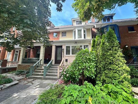 ¡Joya de 4 dormitorios recién pintada y bellamente renovada en el anexo de Toronto! Una belleza de principios de siglo, esta casa rezuma elegancia atemporal con sus detalles cuidadosamente restaurados, como molduras de corona ornamentadas y vidrieras...