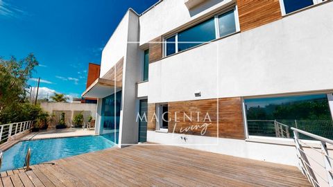 ¿Imaginas vivir en una propiedad luminosa, amplia y abierta con vistas panorámicas al golf y a unos minutos del mar?Proyectada en cuatro niveles sobre una parcela de 518 m², esta estupenda y moderna vivienda en primera línea del campo de golf tiene u...