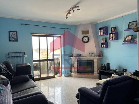 Apartment in the center of Atouguia da Baleia. The apartment has 3 bedrooms, 2 of which have built-in wardrobes, 2 complete bathrooms, one with a bathtub and the other with a shower tray, a living room with a stove, a kitchen with a sunroom and a goo...