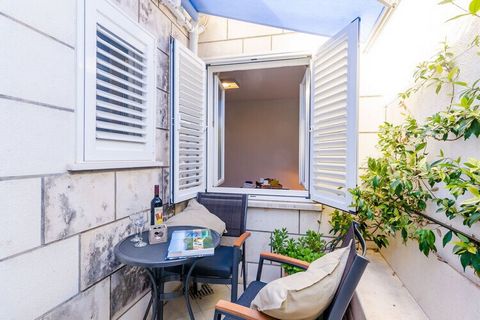 Die Villa Providenca bietet fünf Unterkünfte zur Selbstverpflegung in der Region Montovjerna in Dubrovnik, 15 Gehminuten von der Altstadt entfernt. Dieses moderne Deluxe-Apartment mit einem Schlafzimmer und einer möblierten Terrasse bietet bequem Pla...