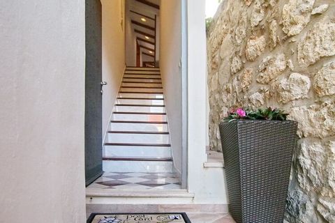 Appartement en kamers Ivušić bevinden zich in de wijk Kapelica in Dubrovnik. Het deel van de stad, waar deze accommodatie zich bevindt, is erg populair omdat alles wat u nodig heeft zich in de buurt van de accommodatie bevindt en de gasten de oude bi...