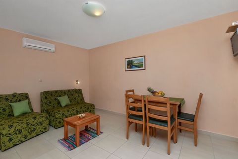 Apartments Villa Juric are located in a small town called Baška Voda, only 12 km from Makarska. Common BBQ grill as well as an outdoor dining area are at your disposal. All the units have a private furnished balcony. Free private parking is provided,...