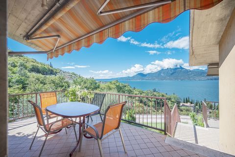 Per gli amanti della tranquillità e della vista lago, siamo lieti di presentarvi un fantastico villino suddiviso su due piani con terrazzo e giardinetto di proprietà. L’unità si trova all’interno di un piccolo contesto di sole 6 unità, tranquillo e d...