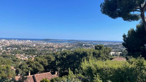 Toulon west zeezicht, zeer gewild gebied in absolute rust, een adembenemend uitzicht op de haven van Toulon, ideaal gelegen om al het vuurwerk te bekijken, niet over het hoofd gezien. Deze villa van 155 m² bestaat uit een keuken, een eetkamer, een wo...