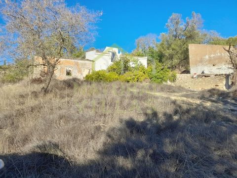 Baugrundstück in Loulé: Gelegenheit zum Bau Ihres Traumhauses mit Meerblick! Grundstück mit Ruine in ruhiger Lage, in der Nähe von Loulé und Vilamoura, mit asphaltiertem Zugang und herrlichem Meerblick. Dieses Baugrundstück, das sich in Loulé befinde...