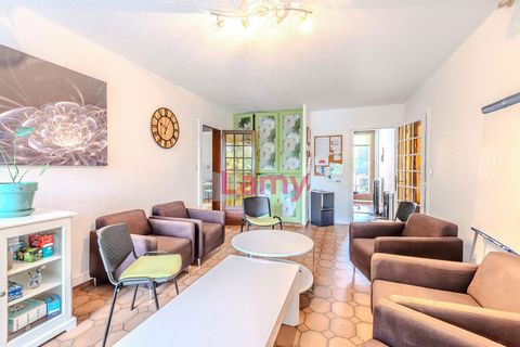 Découvrez ce grand appartement T6 traversant de 108,19 m², idéalement situé en plein centre-ville de Thonon-les-Bains.Il se compose dun salon séjour lumineux avec balcon, d'une cuisine, de 5 chambres, d'une salle de bain et de 2 WC. Des travaux sont ...