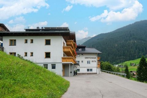 Ubicada en el primer piso, esta casa de vacaciones meticulosamente mantenida ofrece un interior cómodo y acogedor, ideal para relajarse después de días llenos de aventuras. Salga al balcón y sea recibido por las impresionantes vistas de las montañas ...