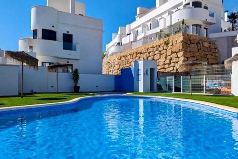 Geniet van een vakantie vol luxe in dit vakantiehuis aan de Costa Blanca. Het vakantiehuis is ideaal voor een gezin of een paar vrienden. De woning heeft een ruime woonkamer met 65' smart tv en een open keuken die van alle gemakken is voorzien. De ba...