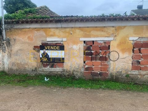 Sr Investor, we have for sale, house to recover in Palmeiros, Batalha, with a floor area of 109 m2, on a plot of land with 359m2. Good location, with access to public transport. Possibility of making 2 independent fractions, thus creating greater pro...