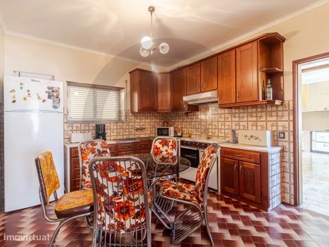 House from the 80's in excellent condition, property with little use, as it is 2nd holiday home. It has a fully fenced backyard with a water well and fruit trees, the view at the back of the house is very beautiful and unobstructed. With 3 bedrooms, ...