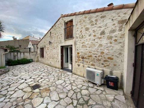 Jolie maison avec une chambre en rez-de-chaussée et une chambre en mezzanine, une grande terrasse de 51 M2 proche du centre ville et de toutes les commodités. Une salle d'eau et WC, une cuisine aménagée et ouverte sur le salon. La maison a été entièr...