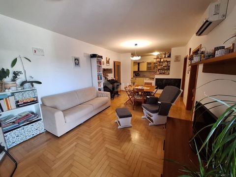 Location: Istarska županija, Pula, Veruda. ISTRIA, VERUDA - High-quality and well-maintained 2BR+DB apartment located on the 3rd floor of a smaller building, only 150m from the first beaches and promenade. We present a beautiful family apartment loca...