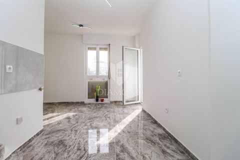 Location: Istarska županija, Pula, Vidikovac. Istria, Pula An apartment for sale in an attractive location in Vidikovac, located on the 4th floor of a building with an elevator. All the necessary facilities for life are located close to the apartment...