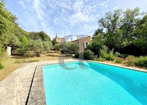 Stone house on sale in the Gordes countryside - Luberon Just a few kilometres from the centre of the village of Gordes, come and visit this 110 m² stone property. Ground floor: living room with fireplace, fitted kitchen, dining room with access to th...