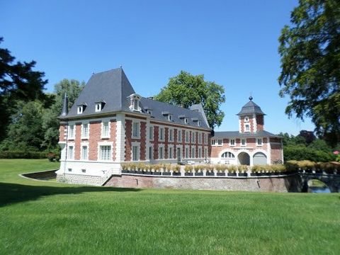 Elégant château XVIII°, parc de 9800m², avec douves en pleine campagne. Valenciennes : Ce superbe château a été entièrement restauré à l’intérieur dans un style contemporain alliant classicisme et modernité et l’extérieur en préservant toute son hist...