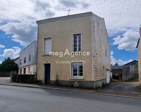 Située sur la commune de Chaudron-en-Mauges cette maison de bourg à rénover de 90 m², implantée sur un terrain de 315 m², offre un très beau potentiel sur deux niveaux. Au rez-de-chaussée, vous découvrirez une entrée, un séjour, une cuisine aménagée ...