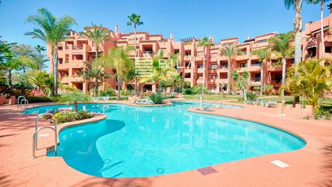 Beautiful ground floor apartment in the Alicate Playa urbanization, Avenida del Gaviero. The apartment is exceptionally well maintained and has 155m2 built and has 3 bedrooms and 2 bathrooms, of which the master bedroom is en-suite. Both bathrooms ha...