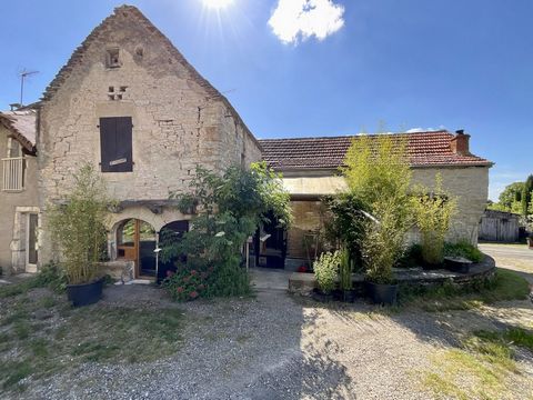 In the heart of the charming and dynamic Caussenard village of St Jean de Laur, on the way to Compostela -GR65-, we have the honor to present this historic house of the village to you! Dating from the 12th century for the oldest part and from 1821 fo...