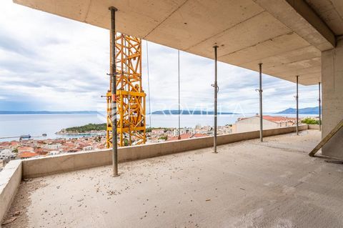 Makarska, an exclusive three-bedroom apartment with a private outdoor pool and open sea view, located on the second floor of a modern residential building under construction. The apartment extends over the entire floor and is divided into a hallway, ...