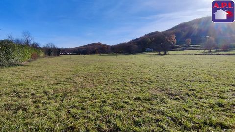 Ready to build A few minutes from St Girons, flat plot of 1036 m² well exposed, benefiting from a clear view of the surrounding countryside. Connect to the networks. Fees including tax charged to the seller AGENCE PYRENEES IMMOBILIER (API) - Commerci...