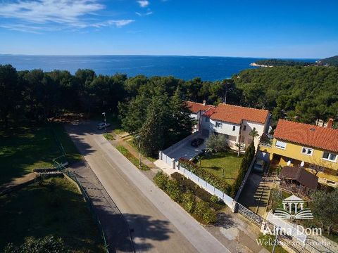 Wir verkaufen luxuriöse Villa mit Garage und Pool in einer einzigartigen Lage mit direktem Zugang zum Meer! Das Haus besteht aus Keller, Hochgeschoss und 1. Stock. Durch das Hoftor betreten wir den Hof mit Garten und Parkplatz. Treppenhaus führt zum ...