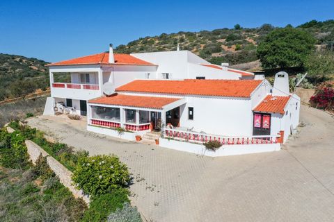 Cette propriété est située entre Burgau et Salema et à proximité de la plage de Cabanas. Elle comprend une villa avec un sous-sol et un garage. Le logement comprend un couloir qui mène à toutes les zones, un salon avec un coin repas, une cuisine équi...