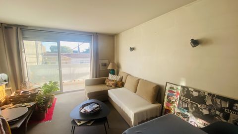 INVESTISSEZ AU CENTRE DE SAINT AUGUSTIN AVEC CE T2 DE 53M2 HABITABLES LUMINEUX, ET CALME! Ce logement très bien placé , vous propose un agréable séjour avec balcon, cuiisne et chambre aux dégagées sur les jardins du quartier. Vous profiterez d'un box...