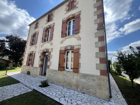 Discover this magnificent bourgeois house, ideally located near the charming city of Monsegur. With its 151m², it offers a generous and elegant living space. On the ground floor, you will find three beautiful bright rooms. You will enjoy a beautiful ...