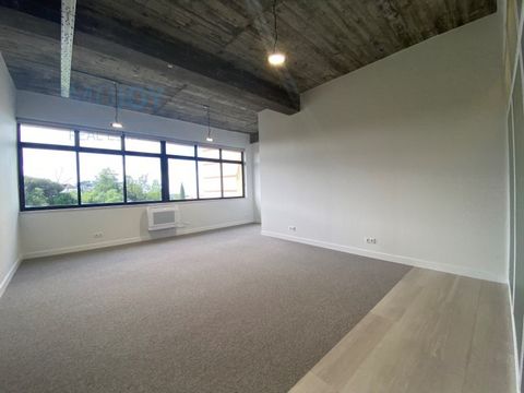 Apresentamos-lhe este espaço, inserido num centro de escritórios com um total de 7 salas. Arrenda-se sala com 31 m² com ar condicionado, ideal para escritório. Localizado em zona central de fácil acesso. O que inclui no valor da renda: - Internet; - ...