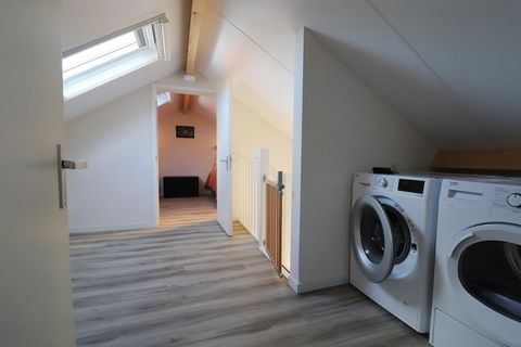Deze recent gebouwde, knusse woning is gelegen op Landgoed Eysinga, centraal gelegen tussen de grote Friese meren. De woonkamer met open keuken is tuingericht en op het ruime terras staat een heerlijke loungeset voor u klaar. Beneden is er een tweepe...