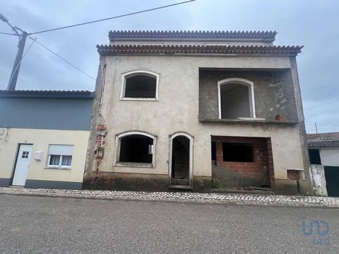 Moradia T3+1 por concluir, com vista para a Serra do Montejunto, situada em Dagorda, Cadaval. Neste momento o imóvel encontra-se no seu interior em tijolo e rebocado, apenas com as divisões feitas: Res/chão: - Cozinha (17.80m2) e despensa - Sala (32....