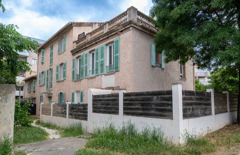Toulon La Palasse/Sainte Musse. Appartement atypique à vendre dans le Château La Palasse. Très grand T3 de près de 87 m2 avec deux belles chambres spacieuses (15 et 19m2)? un très bel espace de vie de 35 m2, lumineux. Vous apprécierez ses volumes. Il...