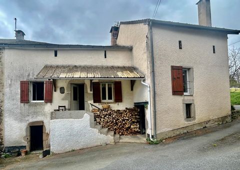 Maison de hameau en pierres dans un cadre buccolique