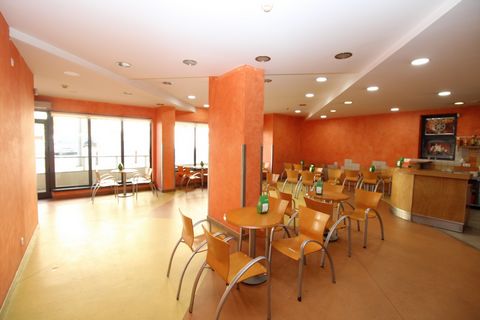 Amplo espaÃ§o comercial localizado em zona central em Lagos. Neste momento a funcionar como cafetaria/pastelaria,Â uma ampla sala com espaÃ§o para 60 lugares sentados. Beneficia tambÃ©m de uma espaÃ§osa zona de preparaÃ§Ã£o e arrumo. Sem equipamento ...