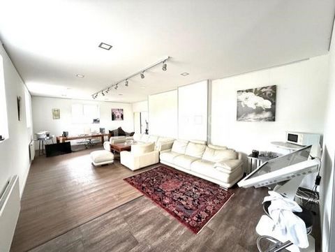 This is where your STARTUP could start or your business space with housing! A lot is possible here! The commercial space on the ground floor has 630 m2 and has recently been extensively modernized. Above this are approx. 200 m2 of office and living s...