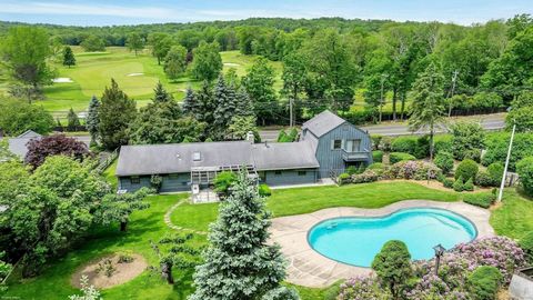 A oportunidade bate perto dos greens! Esta casa de fazenda de 4 quartos e 3 banheiros completos, situada a poucos passos de um campo de golfe privado, oferece um potencial incrível em um local altamente desejável. Situada em um terreno panorâmico e a...