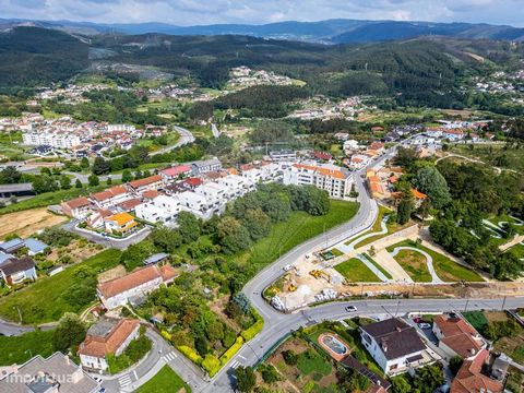 Portugees: Grond te koop met 5.700m² – Investeringsmogelijkheid op enkele minuten van het centrum. We presenteren dit uitstekende perceel met 5.700 vierkante meter, strategisch gelegen op slechts een paar minuten van het stadscentrum en het emblemati...