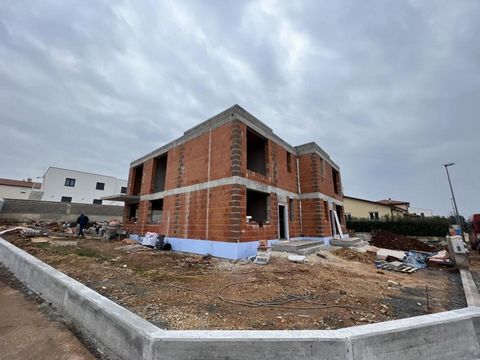 Villa moderne jumelée à Umag, à 2 km de la mer - en construction ! La superficie totale est de 125 m². Le terrain est de 300 m². Au rez-de-chaussée il y a un salon avec cuisine et salle à manger, une chambre, une salle de bain et un débarras. Depuis ...