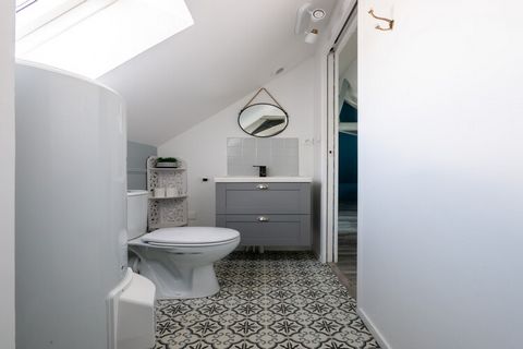 Bienvenue dans votre escapade paisible au cœur du Mans. Niché dans un grenier calme, à deux pas du centre-ville animé, cet appartement lumineux et récemment rénové offre un parfait équilibre entre confort et commodité pour accueillir jusqu'à 4 person...