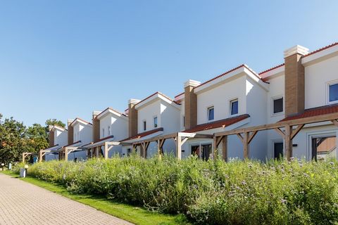 Gelegen in het rustige, autovrije Resort Dunimar, biedt dit charmante, halfvrijstaande vakantiehuis een oase van rust op slechts 4,5 km van de zandstranden van Noordwijk. Met drie lichte slaapkamers, een open woon- en eetkamer met vloerverwarming en ...