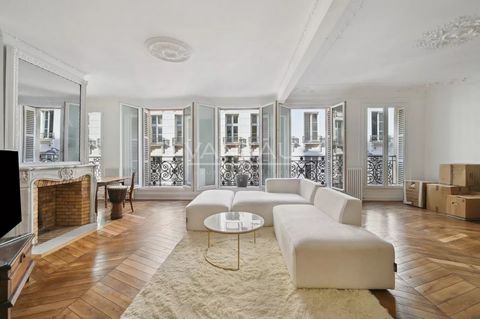 ST HONORE/PLACE BEAUVAU - 173 m² - 5 slaapkamers/kantoren. Op de tweede verdieping van een prachtig gebouw in gehouwen steen. de VANEAU Group biedt u dit prachtige familie- en receptieappartement in perfecte staat aan. Oppervlakte 173 m². Uitsluitend...