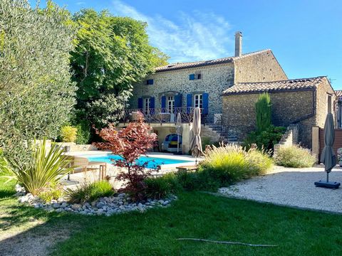 Maison de maître avec piscine et dépendance