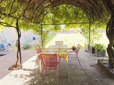 Maison ancienne en pierre de 138 m2, 4 ch, terrain et dépendances
